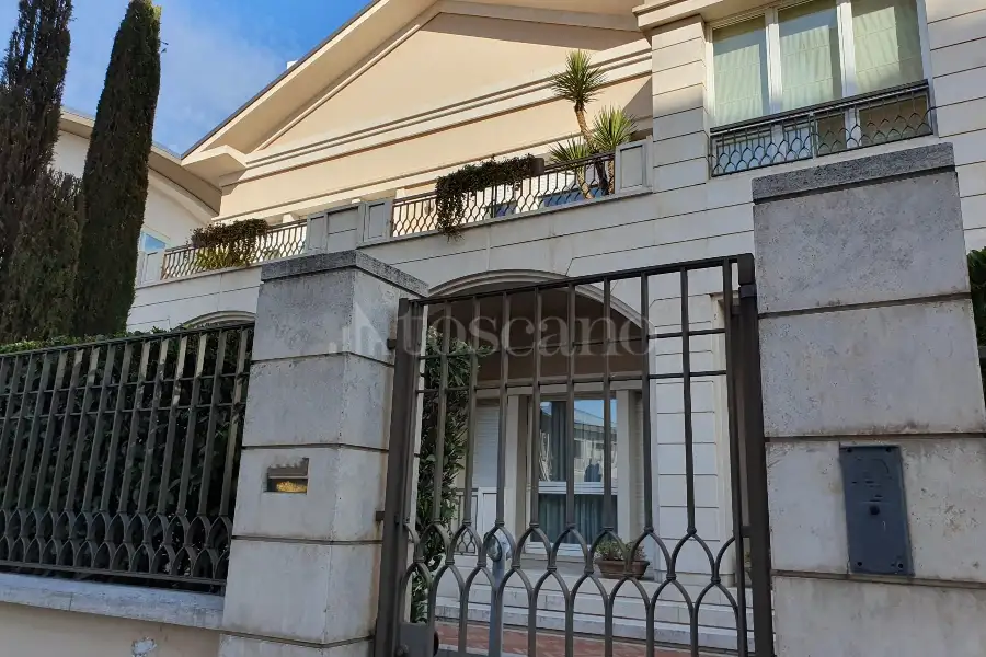 Villa in vendita di 800 mq trattativa riservata (rif. 23/2024)