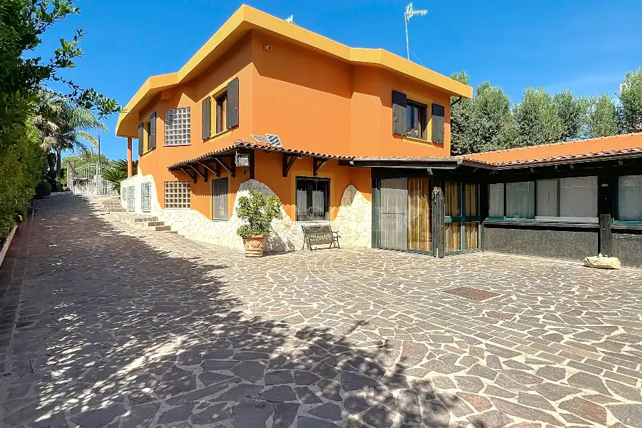 Casa Indipendente in vendita di 330 mq a €590.000 (rif. 82/2025)