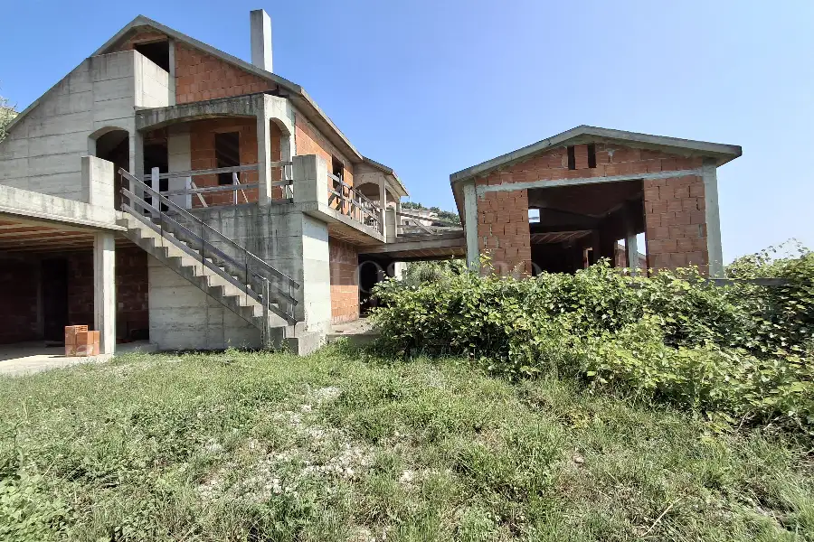 Casale in vendita di 400 mq a €500.000 (rif. 2/2025)