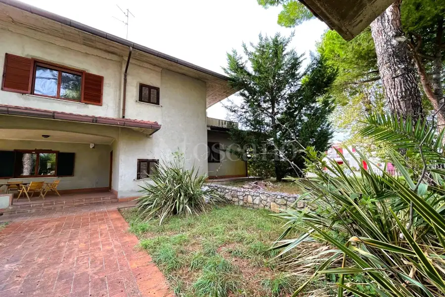 Villa in vendita di 305 mq a €650.000 (rif. 12/2025)