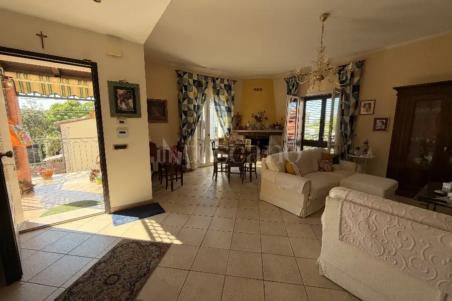 Villa Plurifamiliare in vendita di 400 mq a €399.000 (rif. 137/2026)