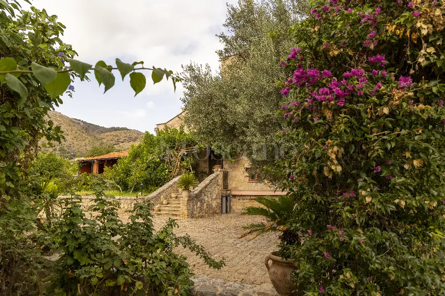 Villa in vendita di 920 mq a €1.800.000 (rif. 43/2025)