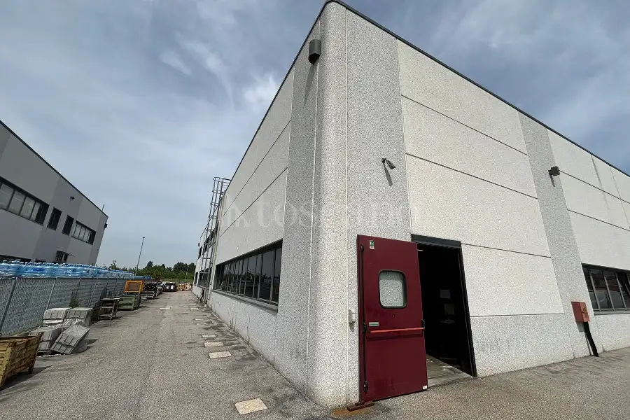 Capannone in vendita di 2.300 mq a €1.300.000 (rif. 2/2026)
