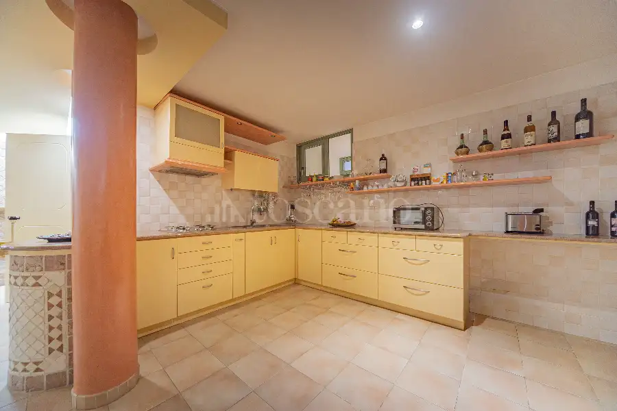 Villa in vendita di 500 mq a €990.000 (rif. 100/2025)