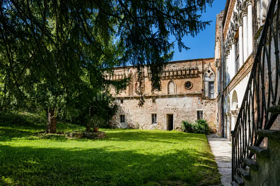 Casale in vendita di 1.000 mq a €1.150.000 (rif. 5/2026)