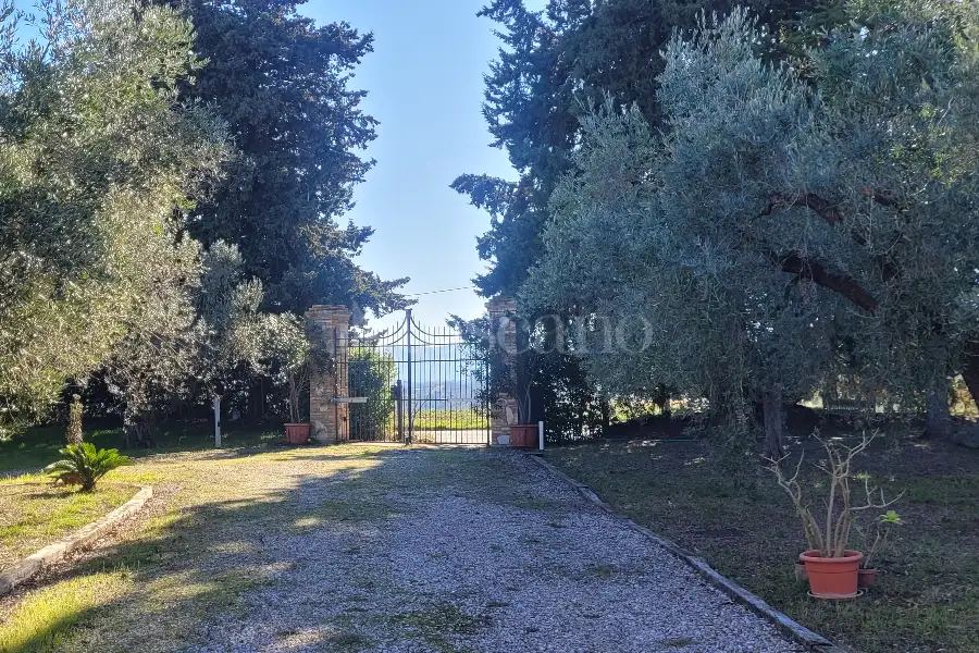 Villa in vendita di 480 mq a €880.000 (rif. 4/2026)
