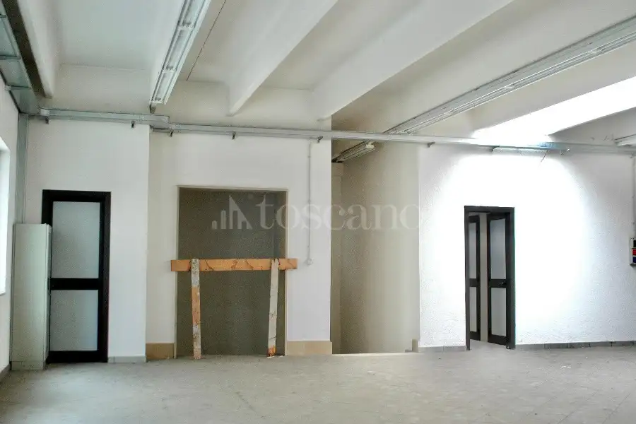 Negozio in affitto di 1.300 mq a €3.000 (rif. 13/2026)