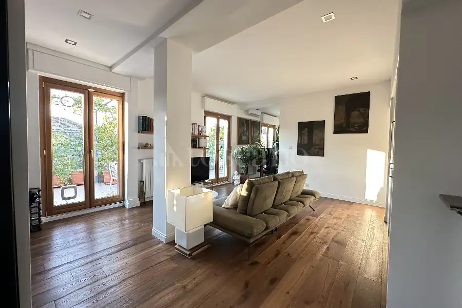 Attico in vendita di 95 mq a €739.000 (rif. 11/2025)