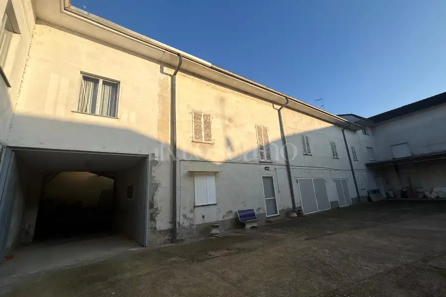 Negozio in vendita di 2.050 mq trattativa riservata (rif. 12/2026)