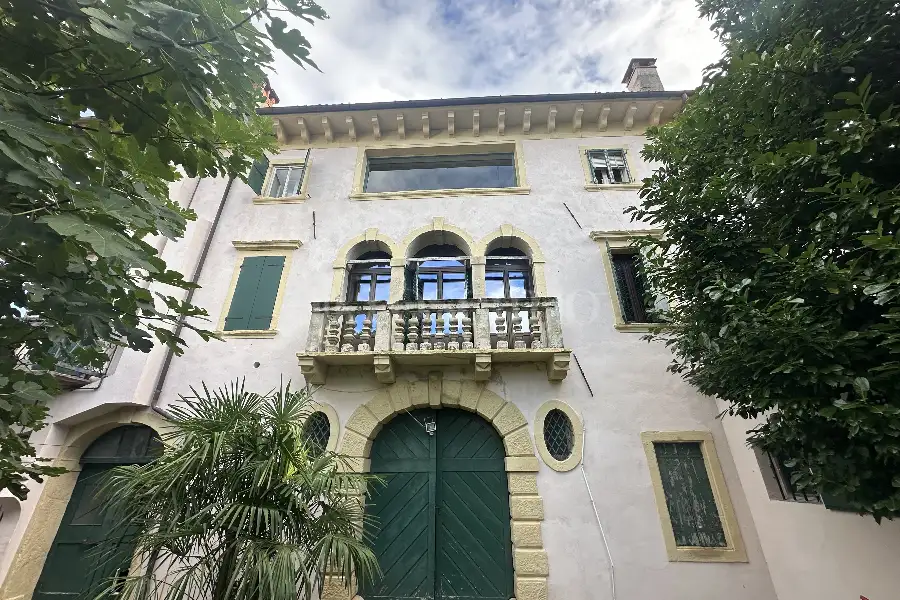 Villa in vendita di 800 mq a €445.000 (rif. 2/2024)