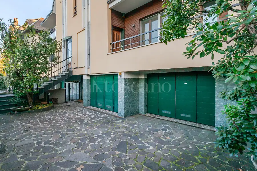 Villa Bifamiliare in vendita di 680 mq a €2.580.000 (rif. 24/2025)
