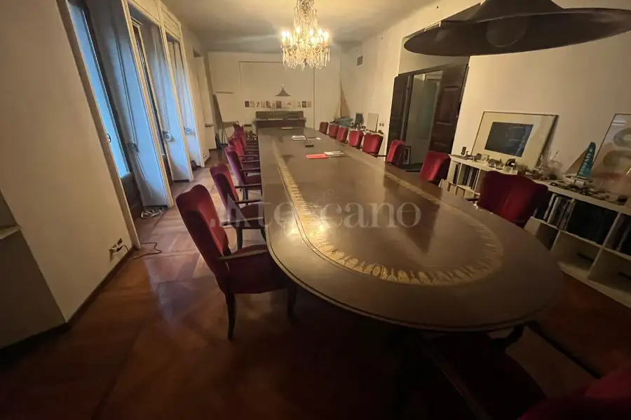 Ufficio in affitto di 700 mq a €11.000 (rif. 10/2025)