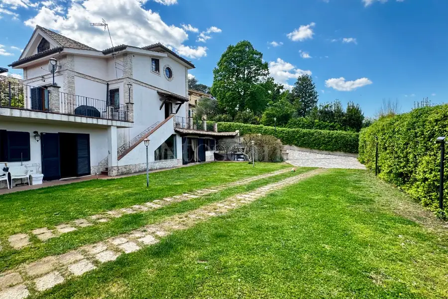 Villa in vendita di 356 mq a €779.000 (rif. 12/2026)