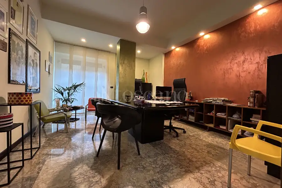 Ufficio in vendita di 200 mq a €459.000 (rif. 11/2026)