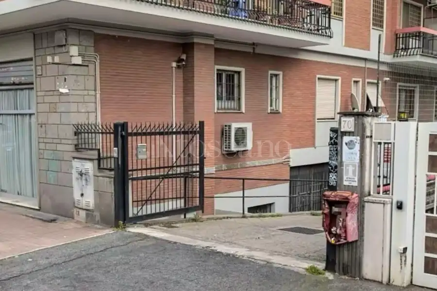 Negozio in vendita di 2.450 mq a €2.700.000 (rif. 15/2026)