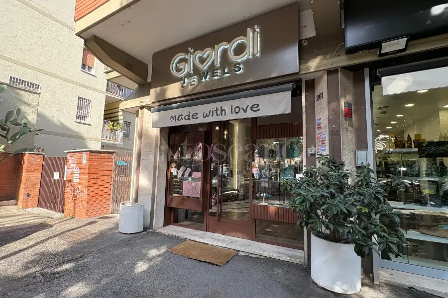Negozio in affitto di 50 mq a €1.950 (rif. 52/2025)