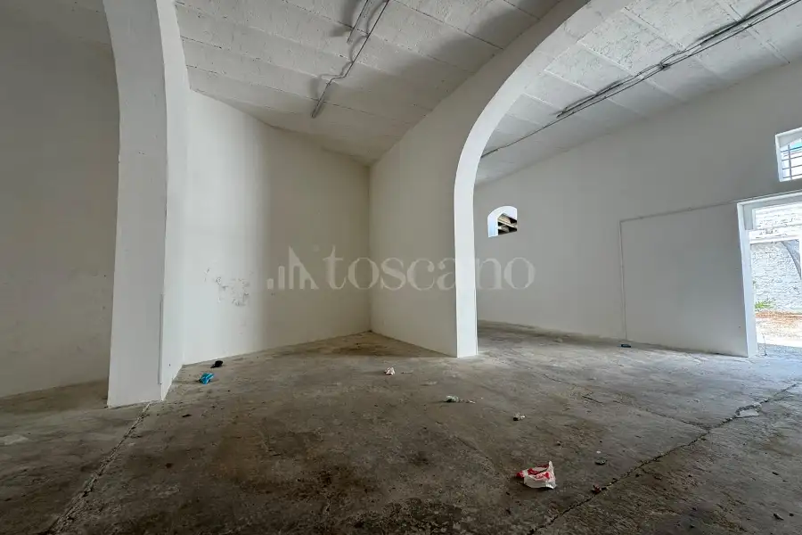 Garage in affitto di 315 mq a €1.200 (rif. 33/2026)