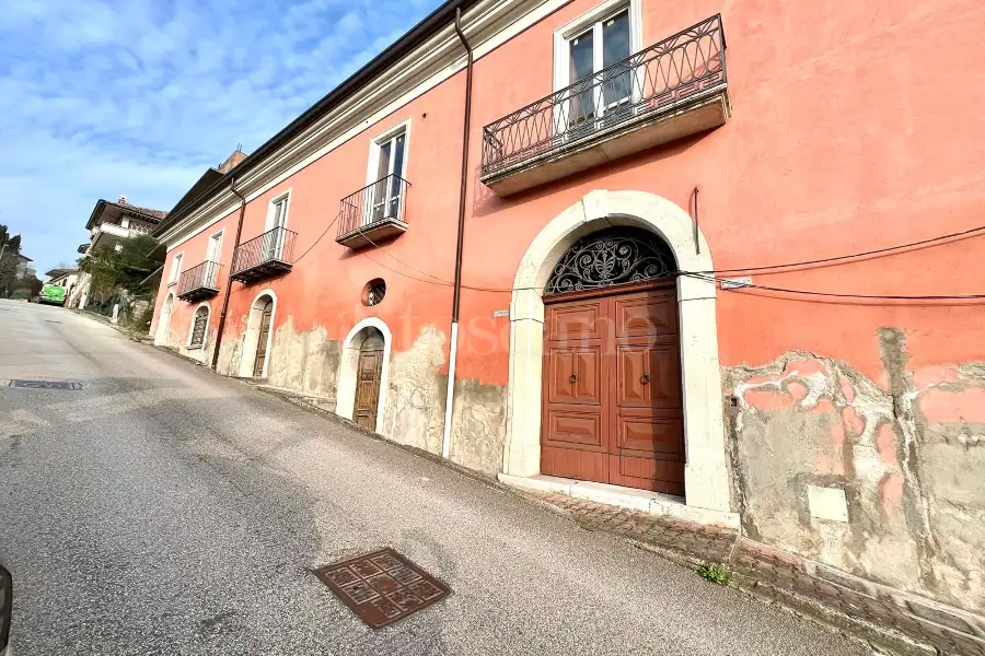Palazzo in vendita di 900 mq a €700.000 (rif. 14/2025)