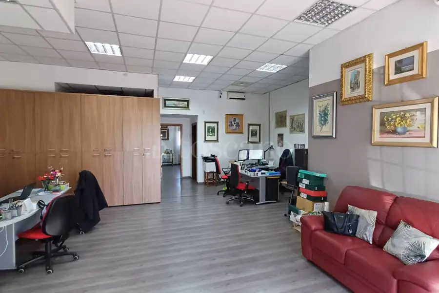 Negozio in affitto di 86 mq a €900 (rif. 2/2026)