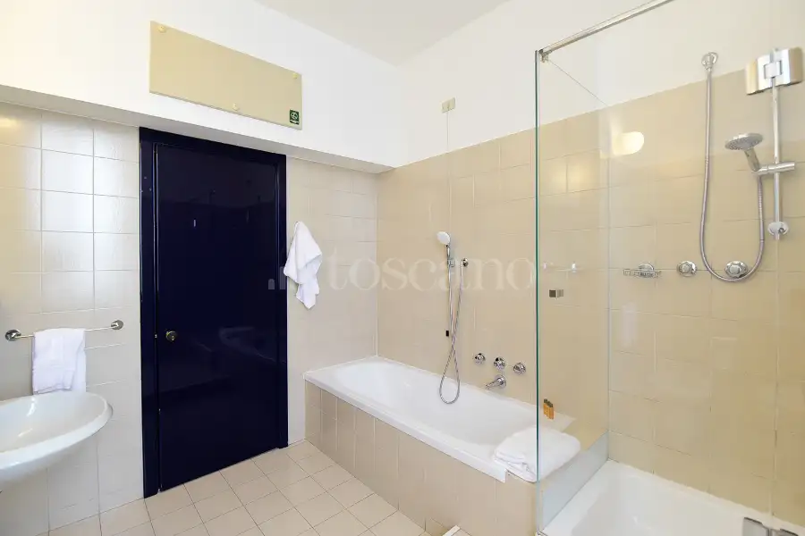 Albergo in vendita di 2.300 mq a €4.500.000 (rif. 39/2026)