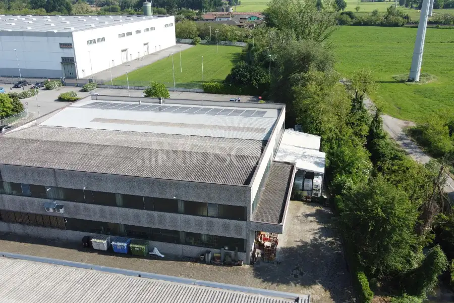 Capannone in vendita di 700 mq a €450,000 (rif. TS0083VE)