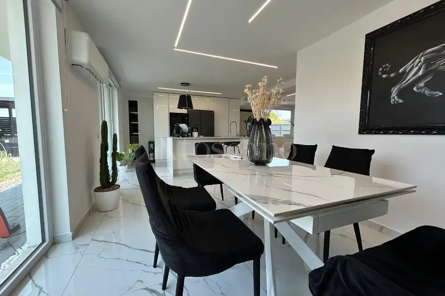 Villa in vendita di 180 mq a €599.000 (rif. 11/2026)