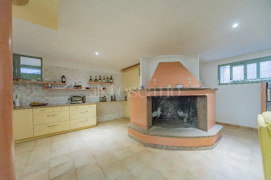 Villa in vendita di 500 mq a €990.000 (rif. 100/2025)
