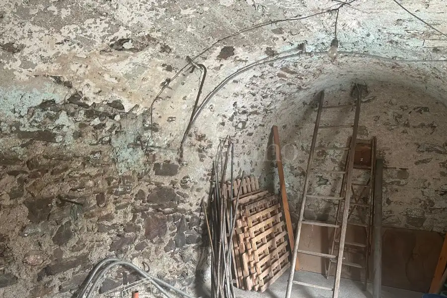 Palazzo in vendita di 330 mq a €300.000 (rif. 3/2026)