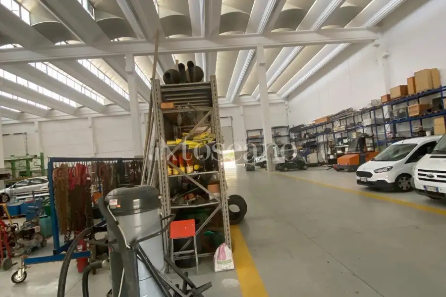 Capannone in vendita di 5000 mq a €1 (rif. LOGISTICA)