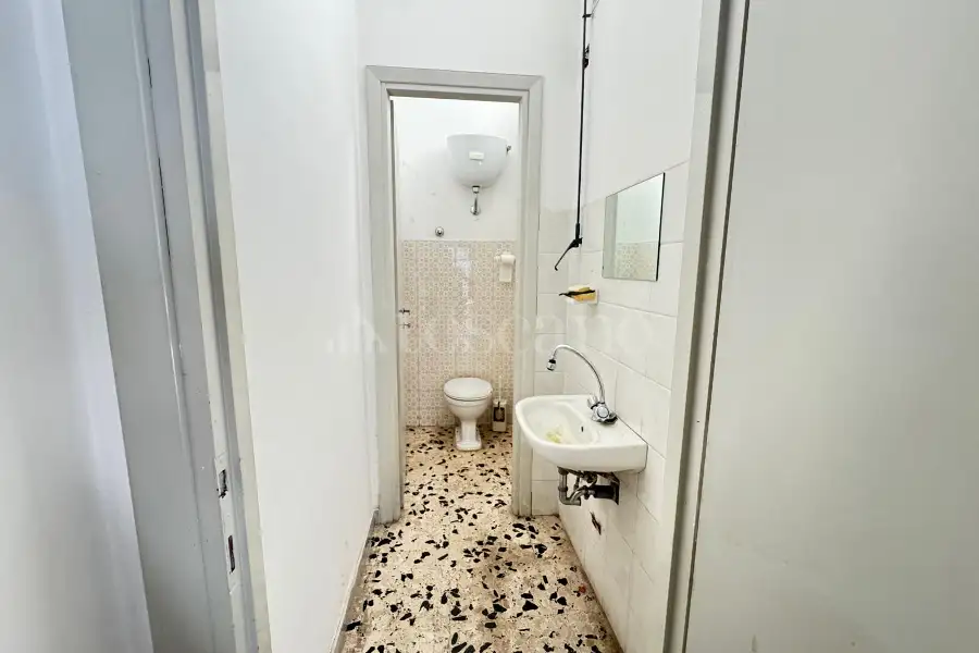 Negozio in affitto di 35 mq a €850 (rif. 17/2026)