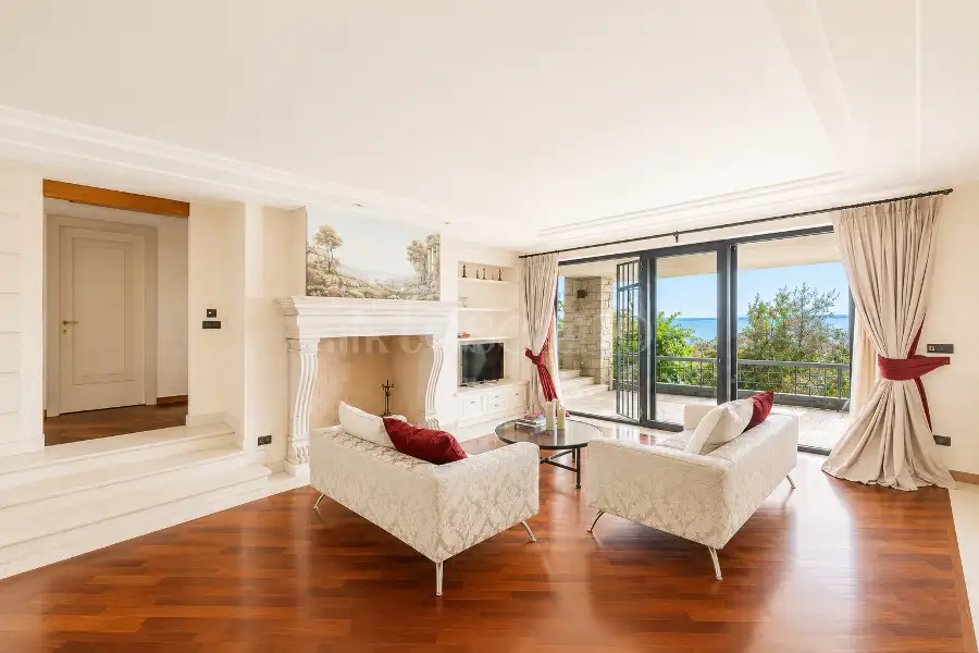 Villa in vendita di 750 mq a €6.400.000 (rif. 30/2024)