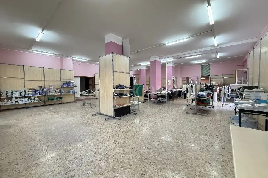 Negozio in vendita di 416 mq a €213.000 (rif. 4/2026)