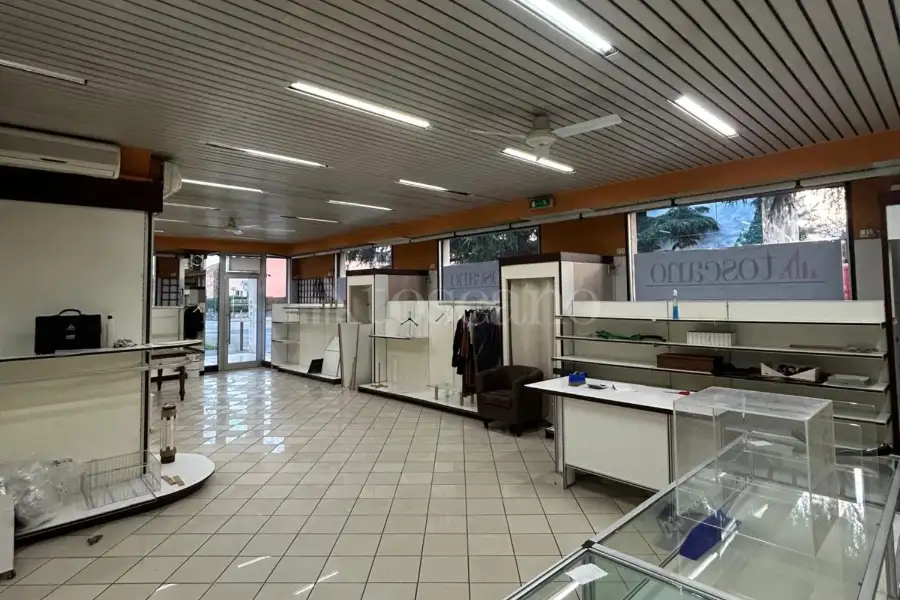 Negozio in vendita di 160 mq a €165.000 (rif. 12/2026)
