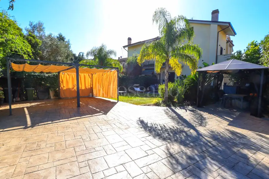 Villa Plurifamiliare in vendita di 210 mq a €675.000 (rif. 62/2026)