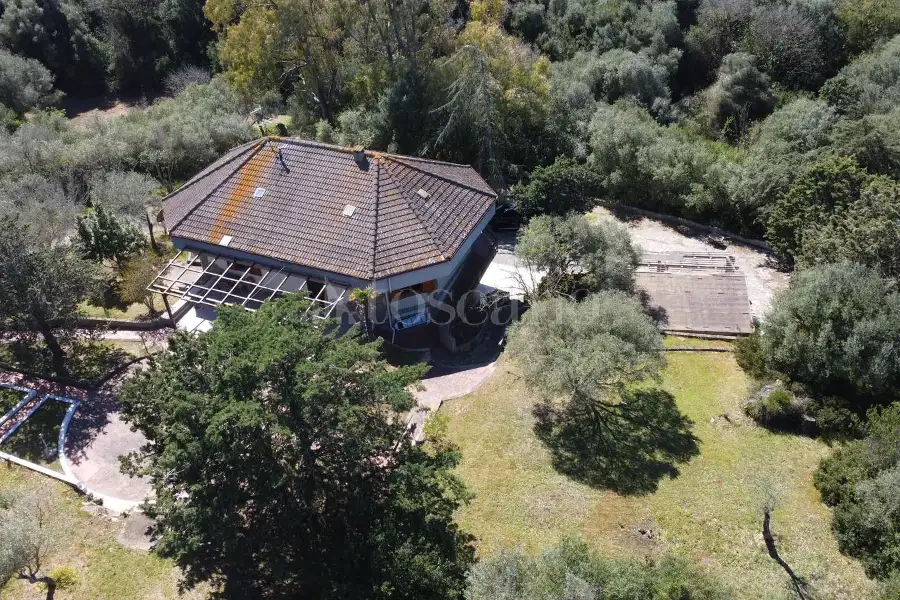 Casa Indipendente in vendita di 300 mq a €330.000 (rif. 24/2026)