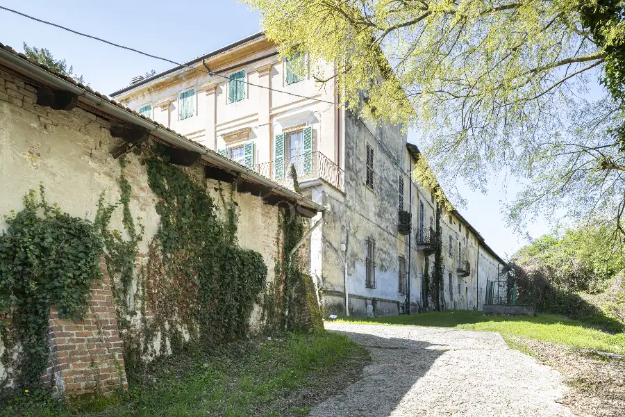 Casale in vendita di 1.000 mq a €1.150.000 (rif. 5/2026)