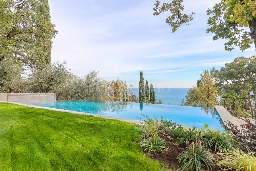 Villa in vendita di 400 mq a €3.700.000 (rif. 31/2024)