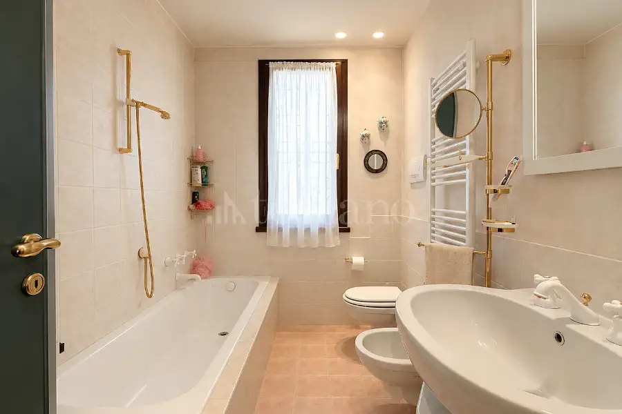 Villa in vendita di 300 mq a €1.600.000 (rif. 12/2026)