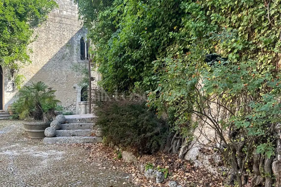 Palazzo in vendita di 3.000 mq trattativa riservata (rif. 69/2026)