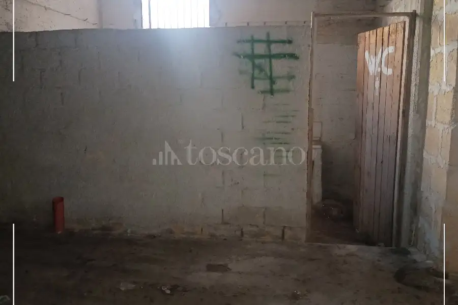 Garage in vendita di 420 mq a €210.000 (rif. 49/2026)