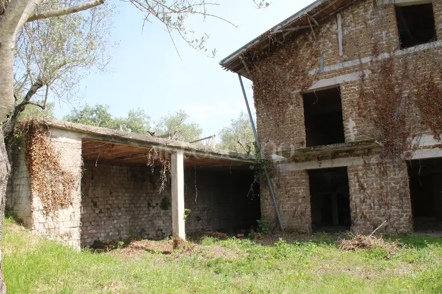 Rustico in vendita di 360 mq a €75.000 (rif. 12/2024)