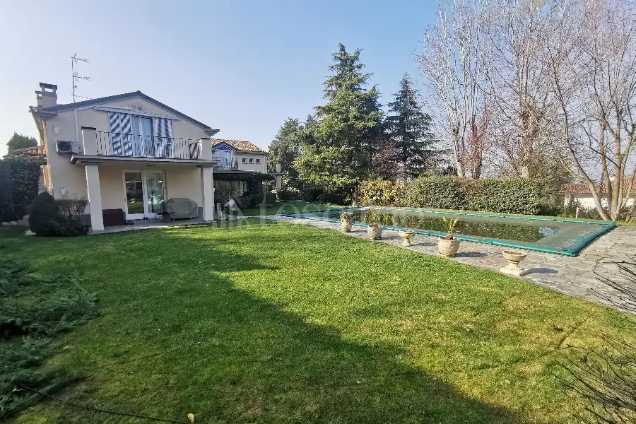 Casale in vendita di 600 mq a €1.400.000 (rif. 32/2026)