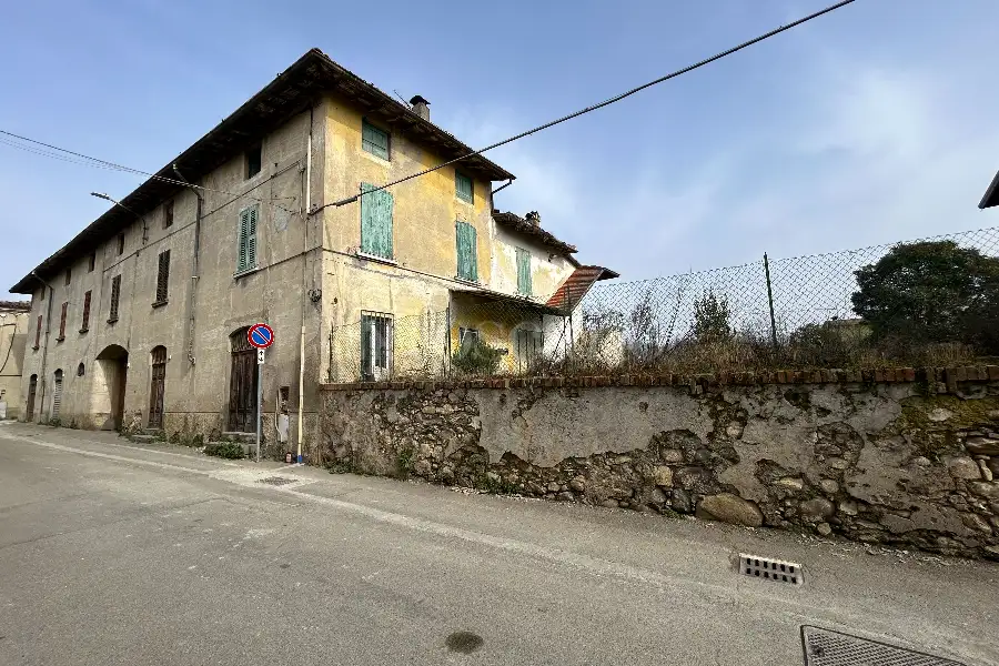 Casale in vendita di 3.000 mq a €850.000 (rif. 5/2026)