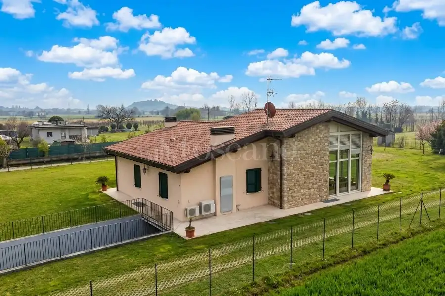 Villa in vendita di 230 mq a €950.000 (rif. 17/2026)