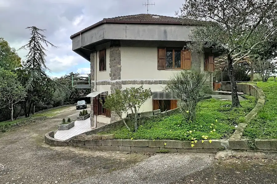 Casa Indipendente in vendita di 300 mq a €330.000 (rif. 24/2026)
