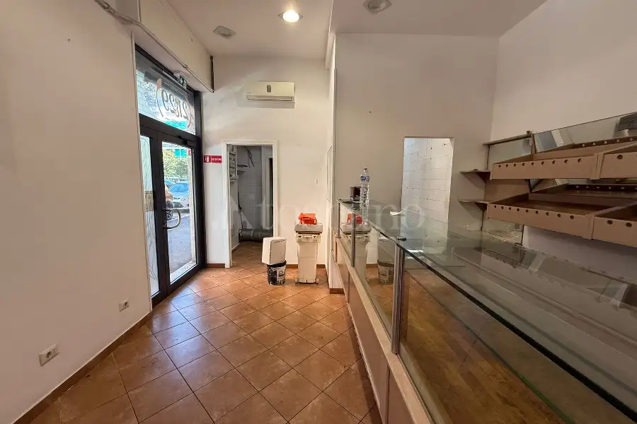 Negozio in affitto di 40 mq a €900 (rif. 79/2025)