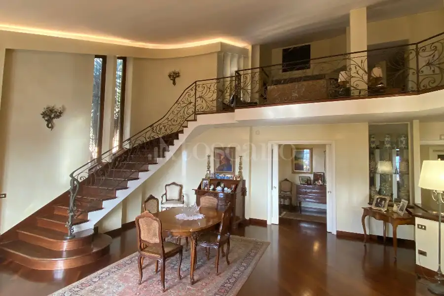 Villa Plurifamiliare in vendita di 850 mq a €899.000 (rif. 5/2026)