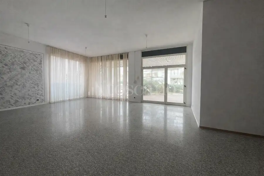 Negozio in vendita di 77 mq a €79.000 (rif. 9/2026)