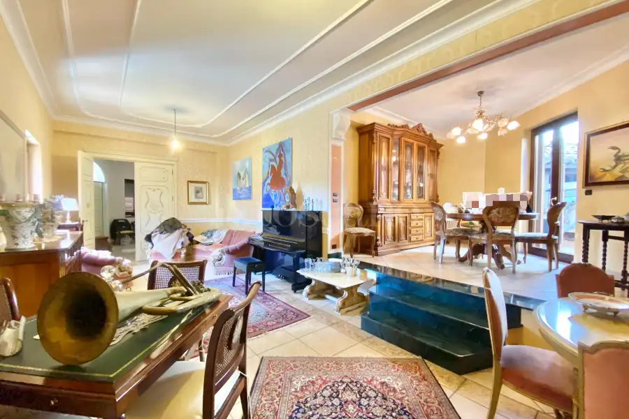 Villa in affitto di 431 mq a €3.500 (rif. 33/2026)