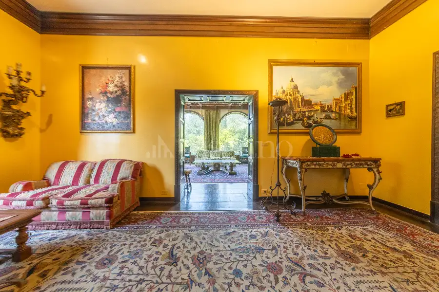 Villa in vendita di 750 mq a €1.950.000 (rif. 53/2026)